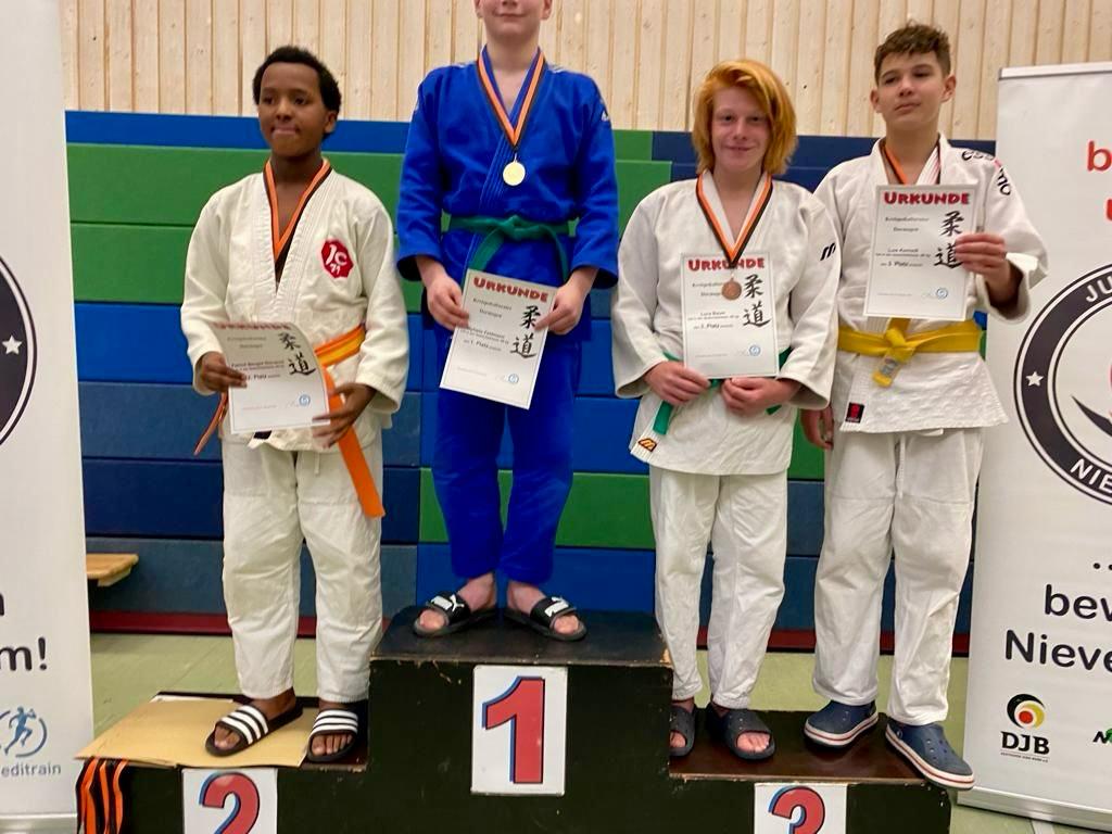 Luca Baum U 15 machte den 3 Platz bis 66 kg am 25.Februar 2024 bei der Berzirkseinselmeisterschaft und
Qualifizierte sich somit auch für die Westdeutsche. Er hat gut gekämpft aber leider auch ein wenig Pech gehabt. 🥉💪🥋